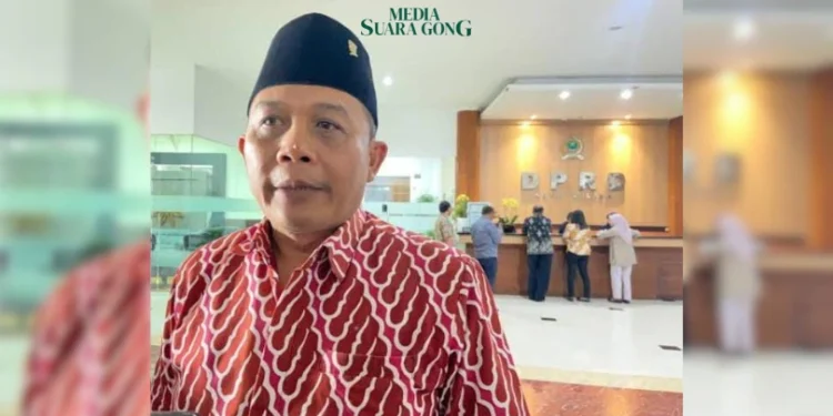 I Made Riandiana Pakai Batik Parang Saat Ingatkan Jabatan Wahyu Hidayat (Media Suaragong)