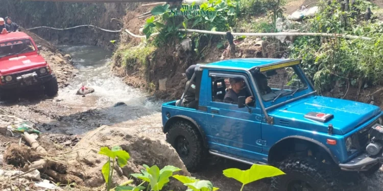 Keseruan Off Road di Jalur Sungai di Desa Bumiaji Batu (Media Suaragong)