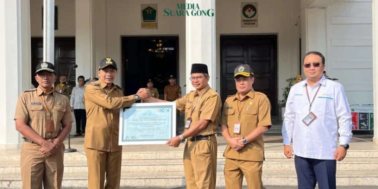 Penyerahan Dana CSR Wahyu Hidayat Pakai PDH Elegan (Media Suaragong)