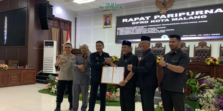 Wahyu Hidayat Tampil Elegan dalam Setelan Hitam di Rapat Paripurna (Media Suaragong)