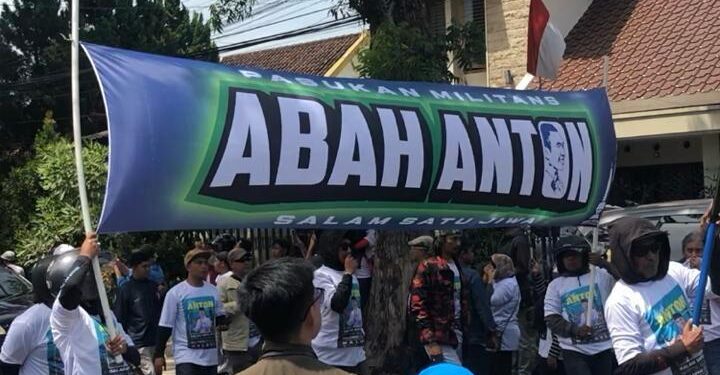 Ratusan warga Kota Malang mengantar Abah Anton Dimyati Ayatullah, saat mereka resmi mendaftarkan diri maju di Pilkada Kota Malang 2024