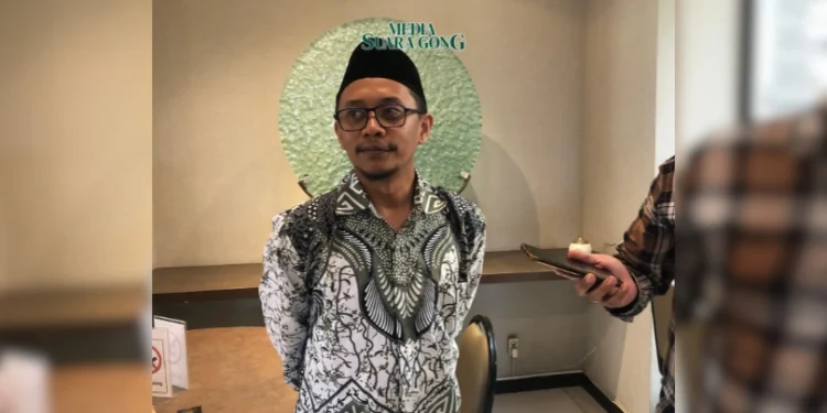 Ali Akbar Tampil Stylish dengan Batik Modern di Rakor Pilkada 2024 (Media Suaragong)