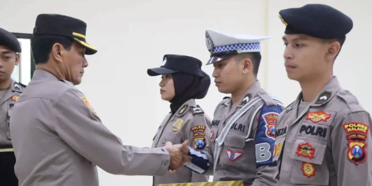 Persiapkan Pengamanan Pilkada, Kepolisian Resor (Polres) Malang, Polda Jawa Timur, menyerahkan personel khusus pengawal pribadi (Walpri)