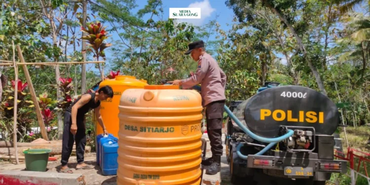 Polres Malang Berikan Bantuan Air Bersih Ke Wilayah Paling Terdampak 