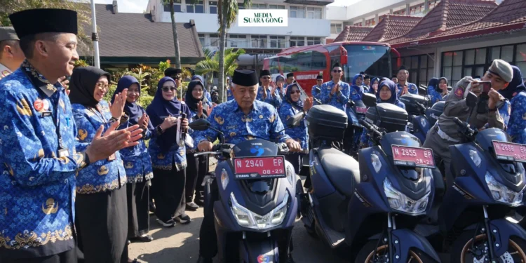 Bupati Sanusi Berikan SK Pensiun dan Hibah Kendaraan Untuk BKB