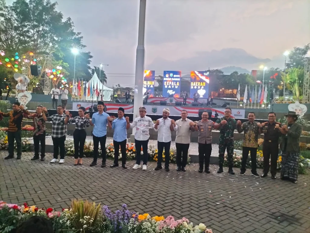 Dalam acara tersebut turut dihadiri ketiga pasangan calon (Paslon) yang akan berkompetisi dalam Pilkada Kota Batu 2024,