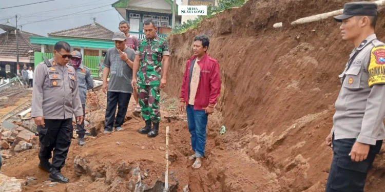 Sejumlah warga berusaha menyingkirkan puing-puing bangunan di Desa Sumber Brantas Usai tiga orang tertimpa reruntuhan, dan satu korban tewas