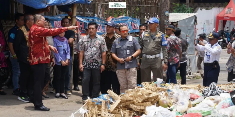 Warga Pasar Keluhkan Limbah Sampah, Plt Bupati Malang Sidak Pasar Baru Dampit