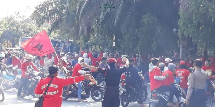 Satlantas Polresta Malang Kota mengimbau masyarakat untuk berkendara dengan tertib selama melakukan kampanye.