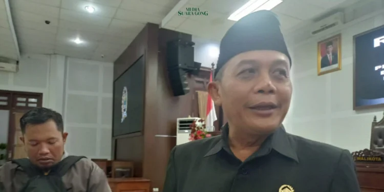 Ketua Sementara DPRD Kota Malang, I Made Riandiana Kartika, menargetkan pelantikan Alat Kelengkapan Dewan (AKD) pada pekan depan. Pelajari lebih lanjut tentang perkembangan ini dan tantangan yang dihadapi.