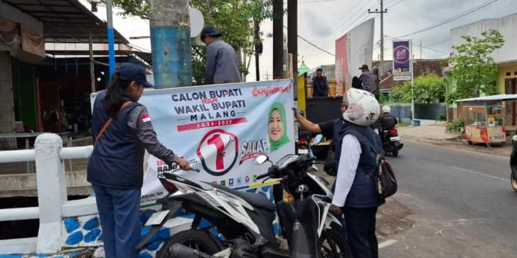 Ribuan Alat Peraga Kampanye (APK) dalam Pilkada Kabupaten Malang ditertibkan oleh Badan Pengawas Pemilu (Bawaslu) Kabupaten Malang.