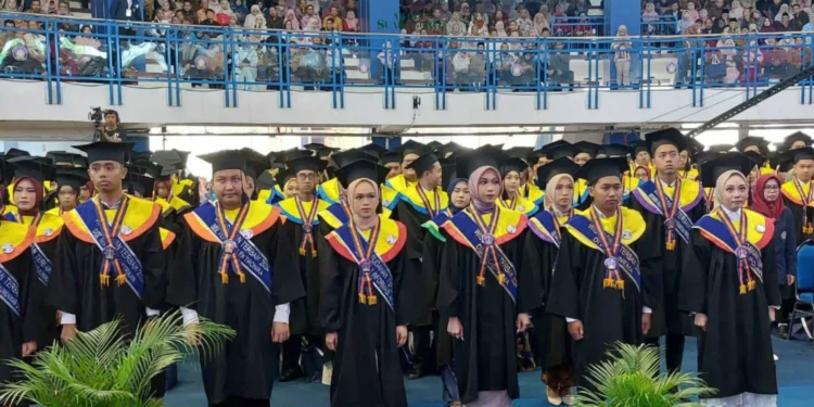 Suasana haru dan bangga Acara Wisuda menyelimuti gedung megah Graha Polinema yang terletak di kawasan Sukarno-Hatta, Malang, pada Sabtu ini,