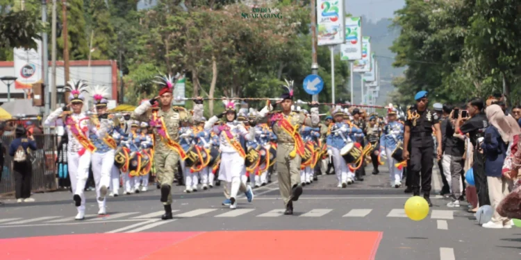 Penampilan Polres Batu, yang menghadirkan tiga armada, yaitu kendaraan Samapta, Sat Lantas, dan kendaraan Baracuda milik Brimob, Dalam Batu Art Flower Carnival 2024