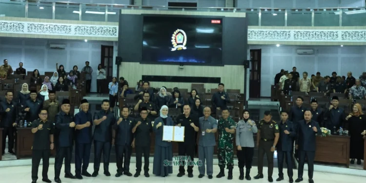 Pj. Walikota Iwan Sampaikan Pendapat Akhir pada Paripurna APBD 2025 (Prokopim/Media Suaragong)