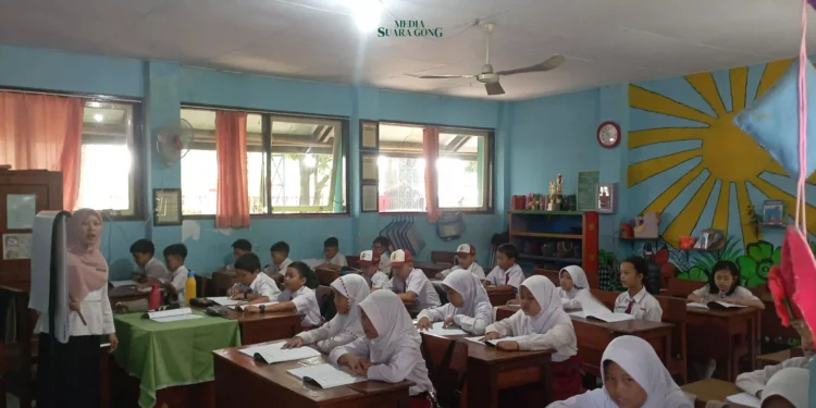 Pemerintah Kabupaten (Pemkab) Malang menyatakan kesiapan mereka untuk mengimplementasikan mata pelajaran (mapel) Baru. Yaitu Artificial Intelligence (AI) dan Coding di Sekolah Dasar (SD) dan Sekolah Menengah Pertama (SMP).