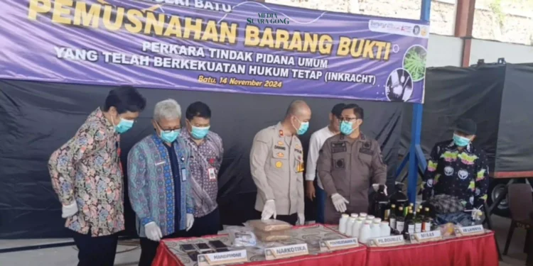 Pemusnahan barang bukti dilakukan oleh Kejaksaan Negeri (Kejari) Kota Batu, yang berasal dari berbagai dan telah mendapatkan putusan tetap