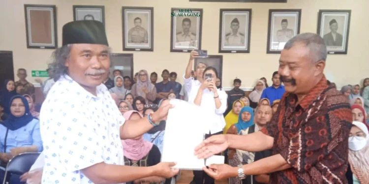 Sebanyak 230 sertifikat PTSL dibagikan secara langsung oleh Kades Tulungrejo, Suliyono kepada pemohon