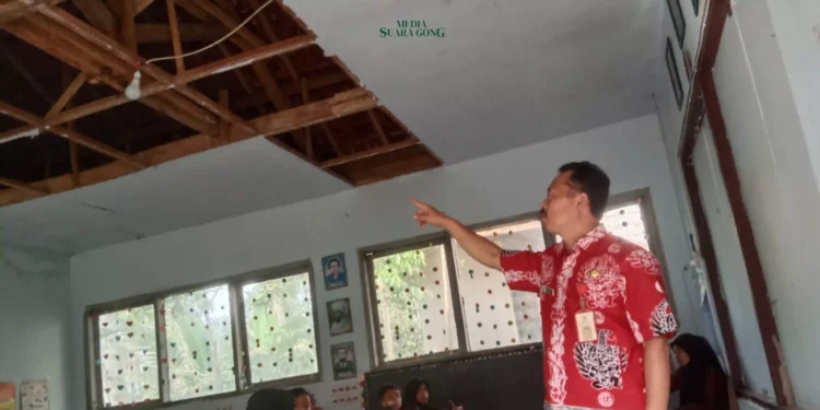 Plafon SDN 5 Sumberagung, Kecamatan Sumbermanjing Wetan, Kabupaten Malang Rusak, Guru dan Siswa Khawatir akan semakin parah di Musim Hujan