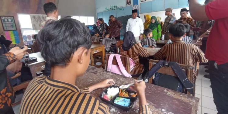 Pemerintah Kabupaten (Pemkab) Malang melalui Dinas Pendidikan (Dindik) kembali melakukan uji coba makan bergizi gratis pada Kamis (5/12/2024)