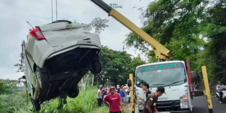 Kecelakaan Lalu lintas di Sumberpucung, sebuah mobil Daihatsu Sigra dengan nomor polisi AG-1201-PI dilaporkan masuk ke dalam jurang