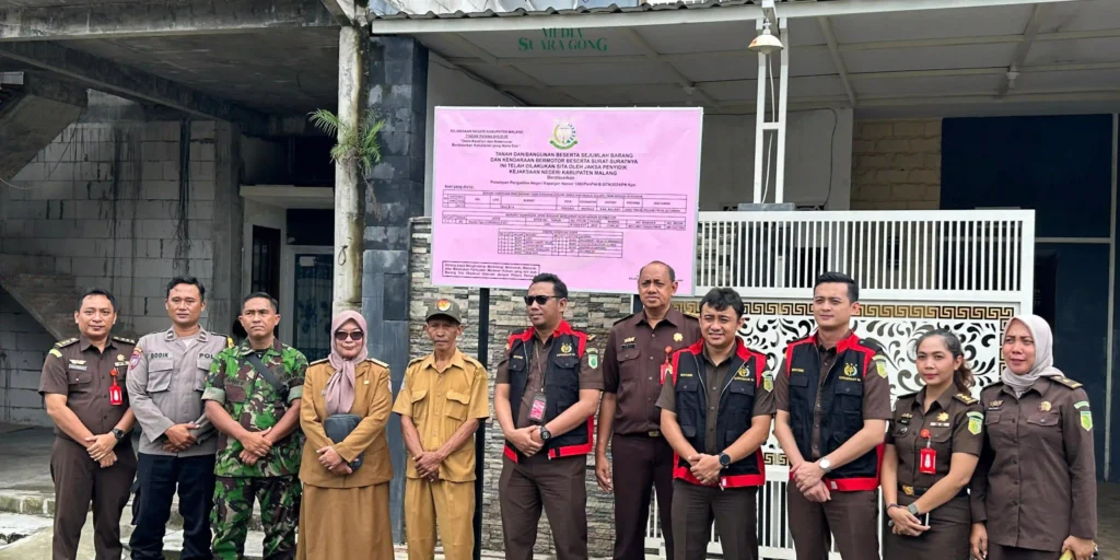 Kejaksaan Negeri (Kejari) Kabupaten Malang melakukan penyitaan sebuah rumah beserta isinya milik tersangka IPS yang diduga terlibat dalam tindak pidana korupsi terkait penyimpangan dan penyalahgunaan Kredit Usaha Rakyat (KUR)