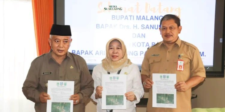 Bupati Malang, M Sanusi, melakukan penandatanganan kesepakatan terkait penarikan garis batas daerah antara Kabupaten Malang dan Kota Batu