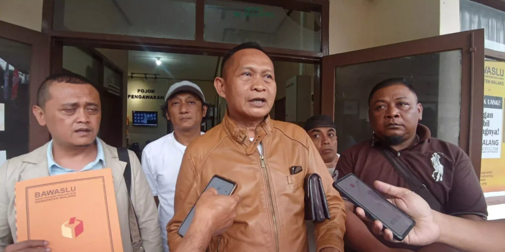 Para relawan paslon nomor urut dua, Gunawan-Umar Usman (GUS), masih aktif melaporkan dugaan pelanggaran Ke Bawaslu Kabupaten Malang