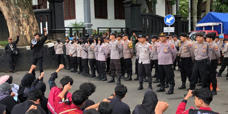 Demonstrasi ini dilakukan untuk memperingati Hari Hak Asasi Manusia (HAM) dan menyuarakan isu-isu pelanggaran HAM di Kota Malang.